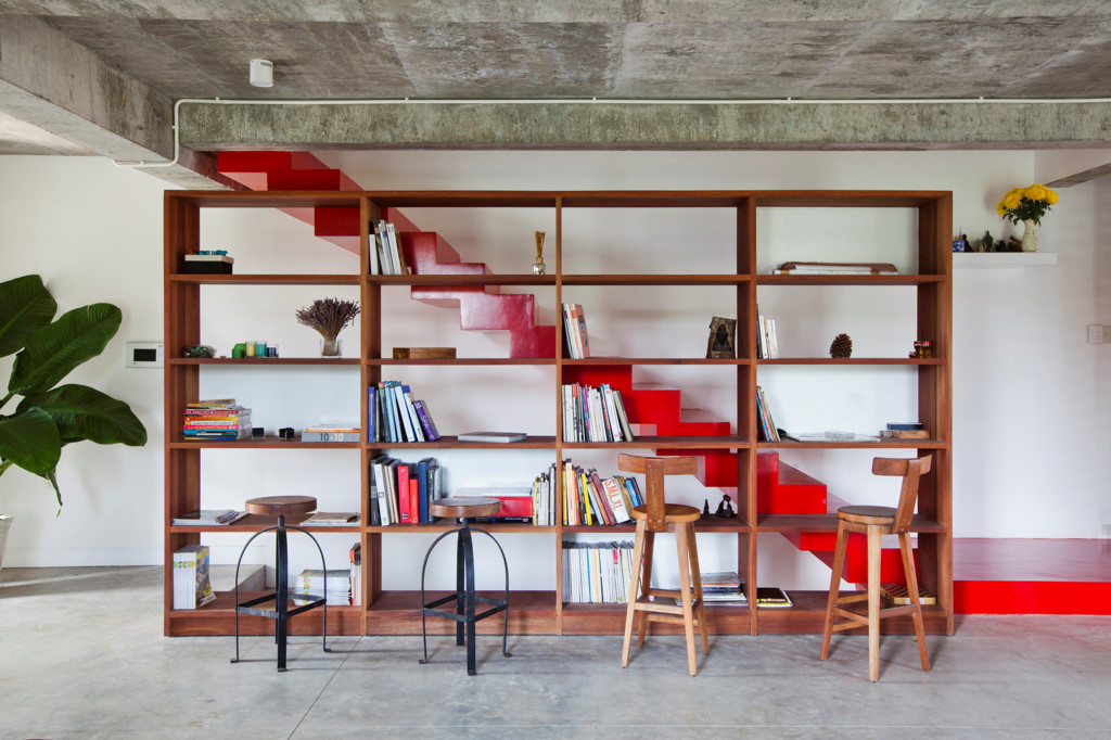 Tủ sách cách điệu giúp cầu thang không cần lan can.