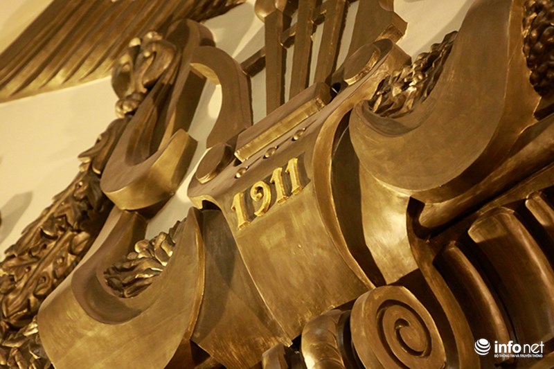 Bên trong Nhà hát Lớn có nhiều chi tiết được làm bằng vàng khối.