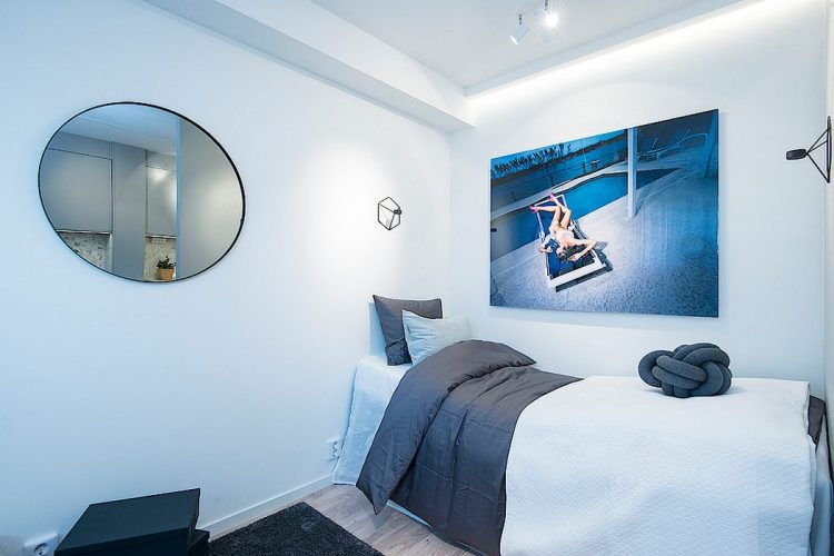  Bức tranh lớn treo trên bức tường nơi góc phòng là điểm nhấn đặc biệt thu hút mọi ánh nhìn của khách vào nhà. 