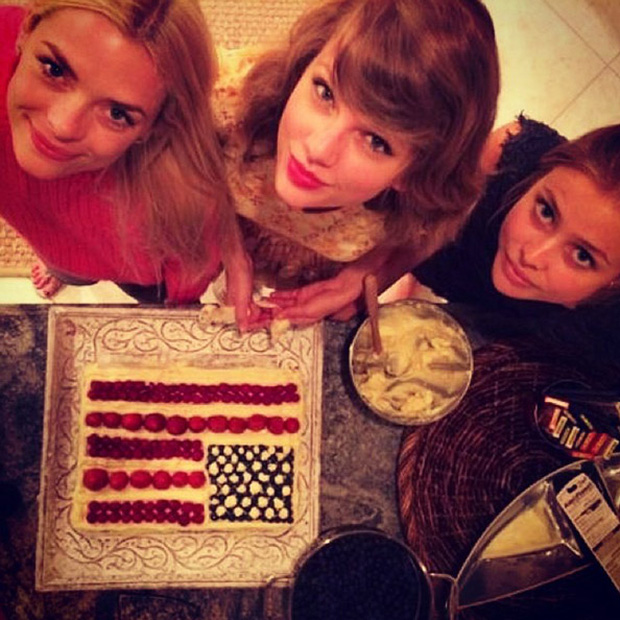 Taylor Swift vốn có sở thích làm bánh. Đây là số tiền bạn phải chi nếu muốn có một buổi tối vui vẻ cùng hội bạn của cô nàng trong nhà bếp