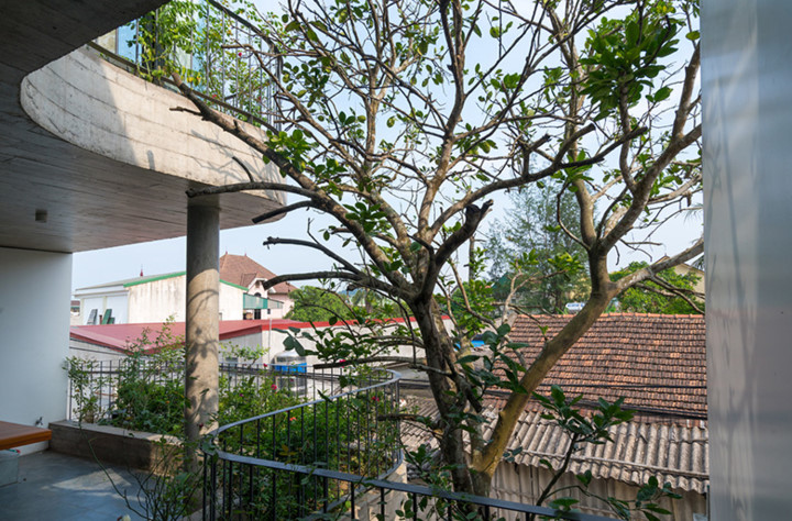 Phía trước mặt hướng Nam của ngôi nhà được thiết kế theo lối mở hoàn toàn để đón gió mát.