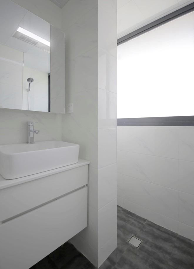 Không gian nhỏ này cũng được phủ một màu trắng từ tường đến trần nhà.