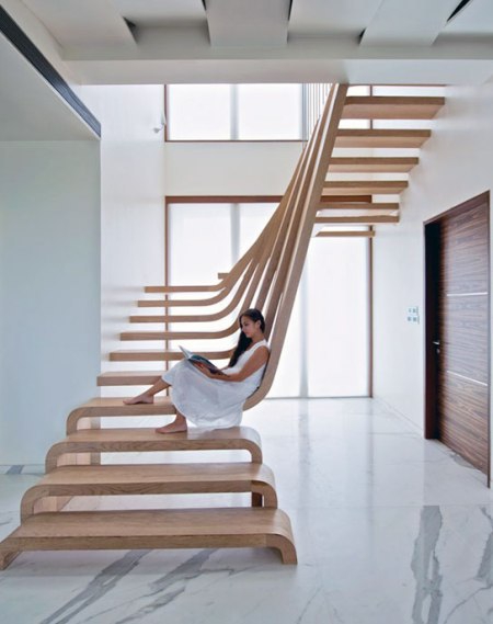 
Một thiết kế cầu thang uốn cong vô cùng độc đáo chắc chắn sẽ đem tới vẻ đẹp vừa mềm mại vừa tinh tế lại vừa hiện đại cho căn nhà của bạn.

 
