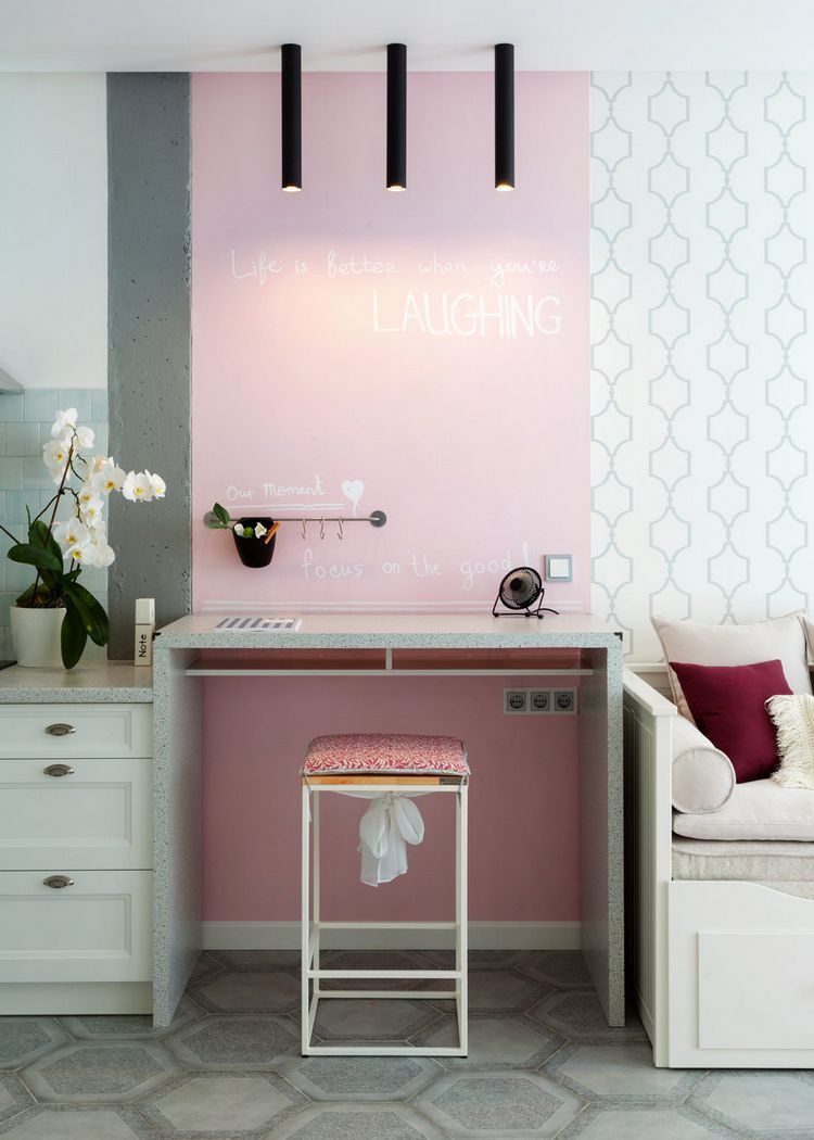 Một chiếc bàn ăn nhỏ kê dọc bức tường là nơi ngăn cách duy nhất giữa không gian bếp với phòng khách của <a href='http://canhodreamhomeriverside.blogspot.com/'>căn hộ</a>.