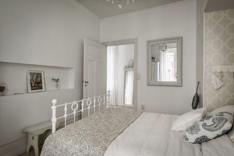 Không gian nghỉ ngơi được bố trí hoàn toàn tách biệt cạnh phòng khách bảo đảm sự riêng tư và kín đáo cho chủ nhà.