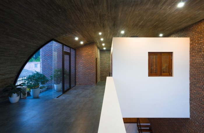 Trên tầng 2 là dung tích dành cho nghỉ ngơi của chủ nhà. Nơi đây cũng được ngoại hình khá đặc trưng và khéo léo với một khoảng ban công toàn cây xanh.