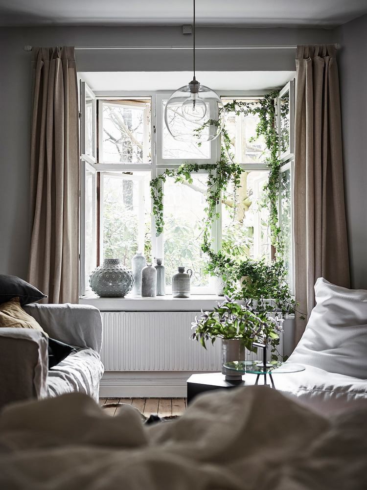  Ô cửa sổ được mẫu mã rộng hết cỡ giúp diện tích luôn ngập tràn ánh sáng thiên nhiên.    