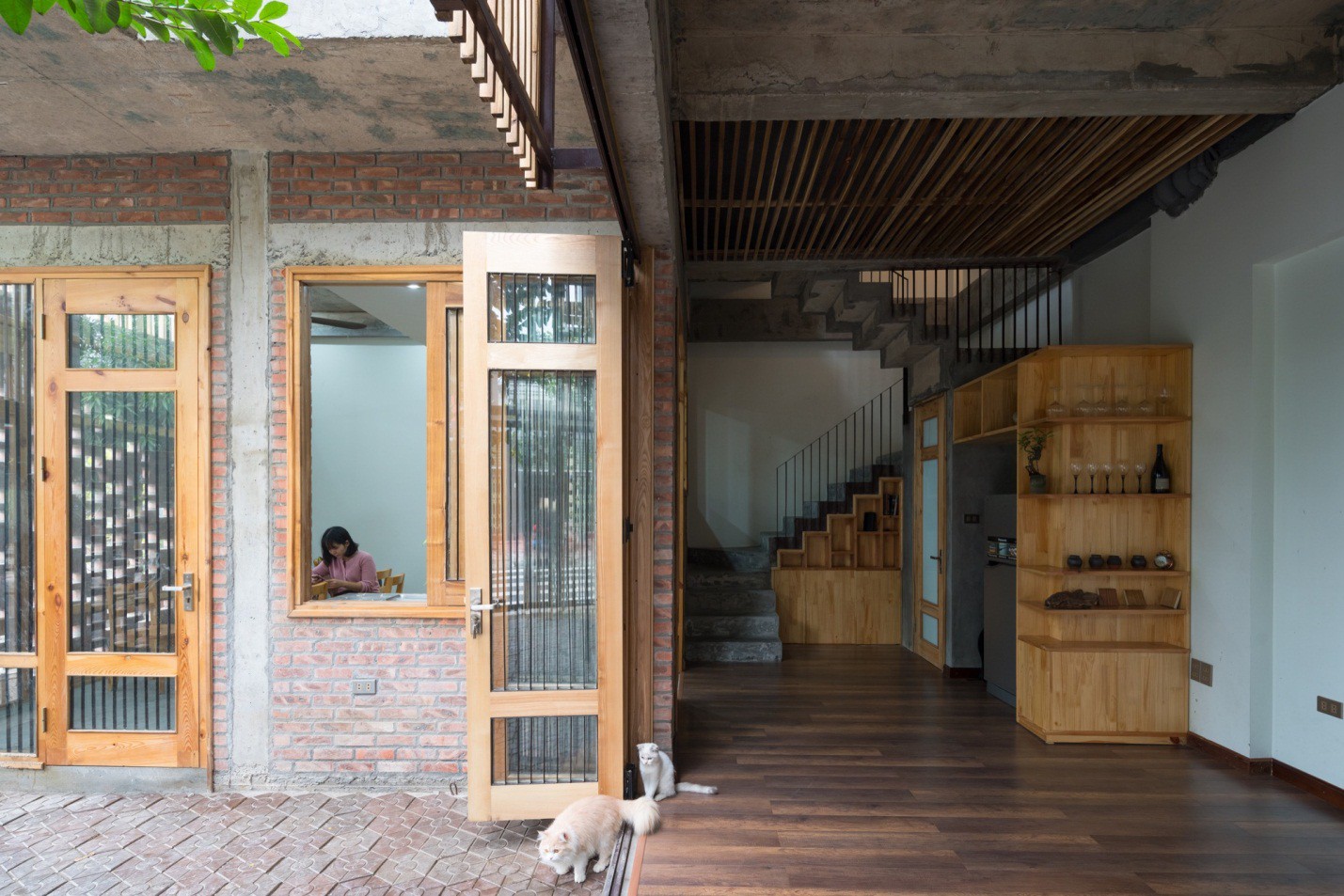 Khu vườn rộng rãi, tách biệt khỏi ngôi nhà với đường lớn, do đó ngôi nhà giữ sự riêng tư và yên tĩnh.