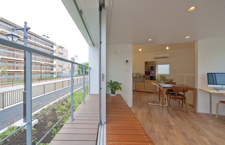 Trong những ngôi nhà của người Nhật, họ thường ưu tiên những gam màu đơn sắc, tươi sáng và đơn giản. Các không gian hẹp đều được mở rộng tối đa nhờ kết hợp màu sắc trung tính với sắc độ nhạt, hay những gam màu gốc tự nhiên với độ tươi sáng vừa đủ.