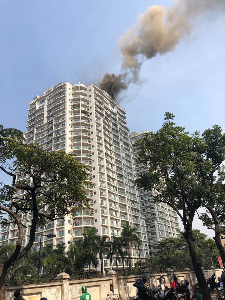  Đám cháy bốc lên dữ dội từ nóc tòa chung cư Golden Westlake (Ảnh FB người dân). 