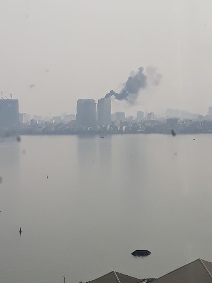  Đám cháy nhìn từ bên kia Hồ Tây (Ảnh FB người dân). 