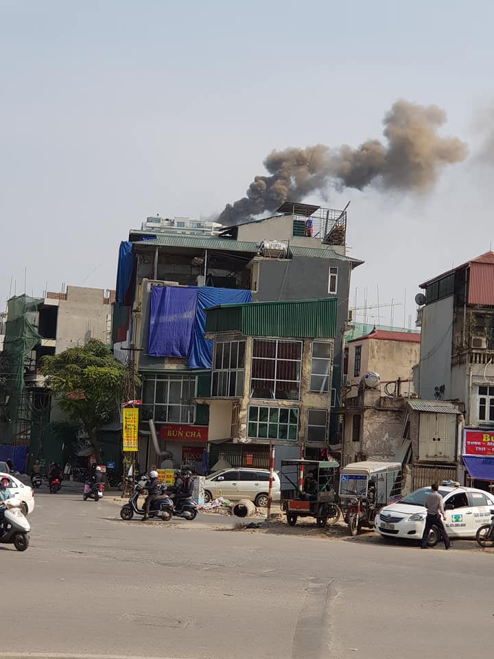  Cột khói bốc cao nghi ngút (Ảnh FB người dân). 