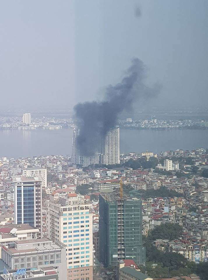  bây giờ đám cháy vẫn chưa được dập tắt. (Ảnh FB người dân). 