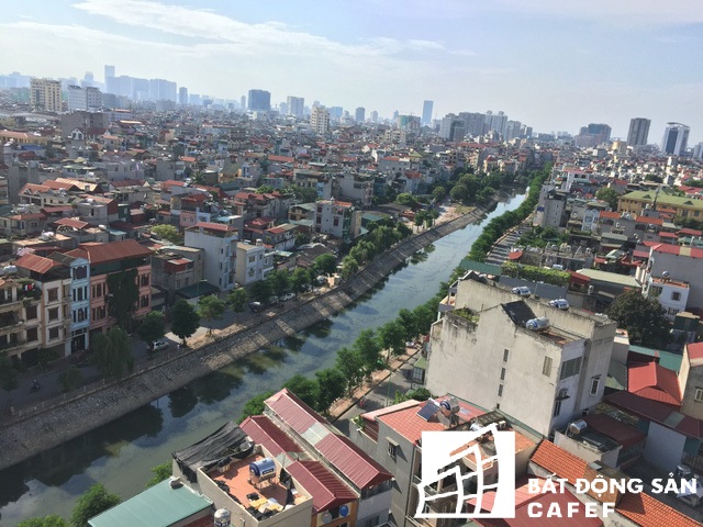 
Bờ kè ven sông Sét qua phường Tương Mai, quận Hoàng Mai hiện được đầu tư khang trang với hàng cây xanh, đường hai làn xe chạy.
