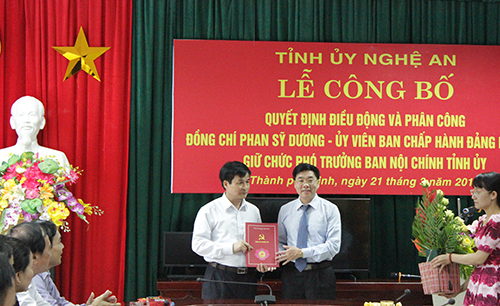 Ông Nguyễn Văn Thông - Phó Bí thư Tỉnh ủy trao quyết định cho ông Phan Sỹ Dương