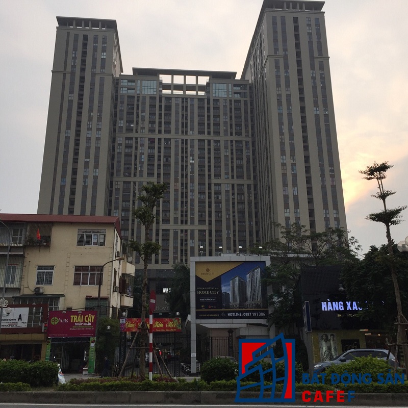 Mật độ xây dựng tại Home City khá cao, gần như toàn bộ diện tích được xây dựng nhà ở, không có khuân viên vườn hoa dưới mặt đất.