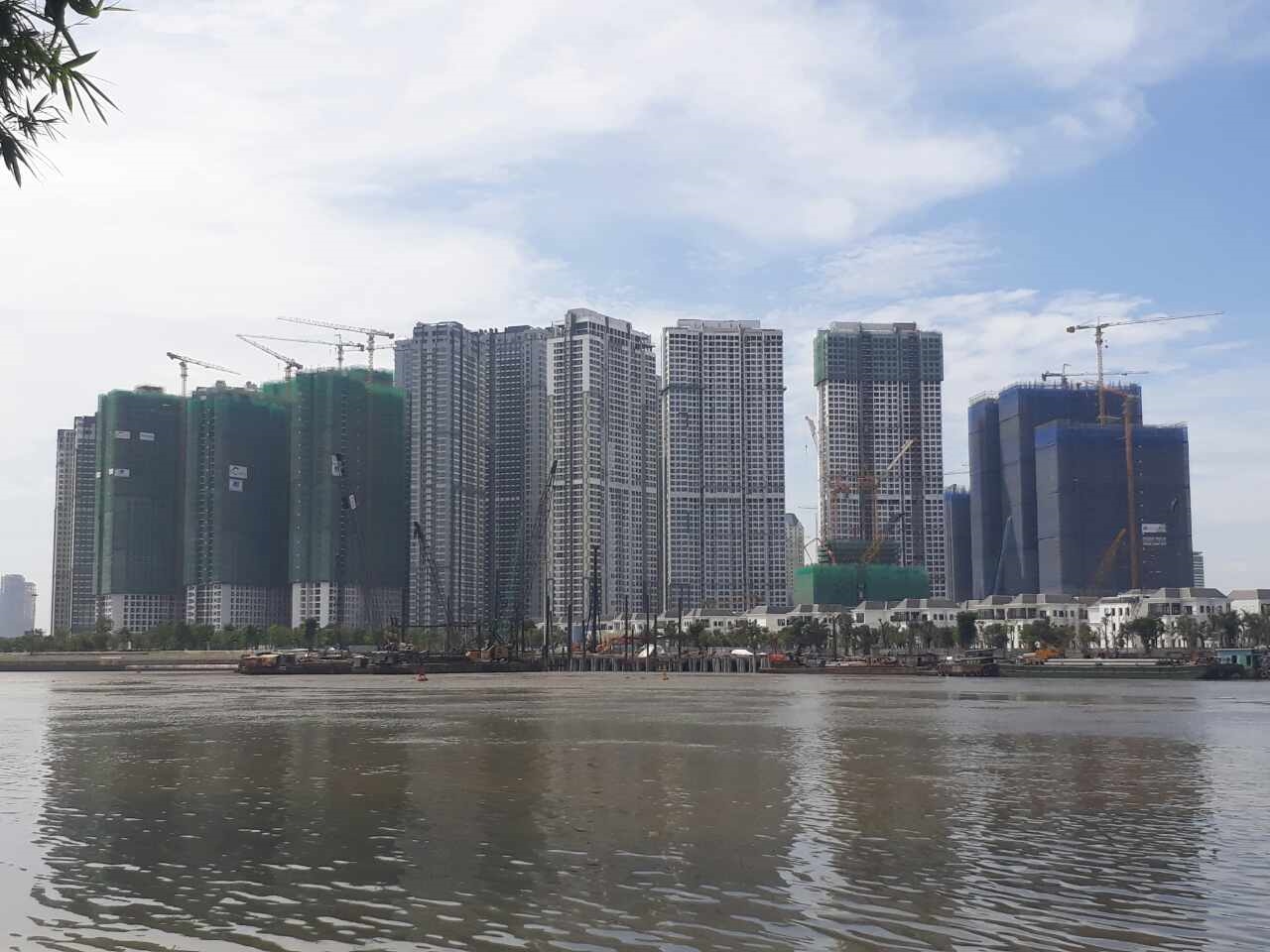 Đang xây dựng ồ ạt tại khu bờ Tây là khu dân cư Vinhomes Central Park; Vinhomes Golden River và tòa tháp Landmark 81 tầng...