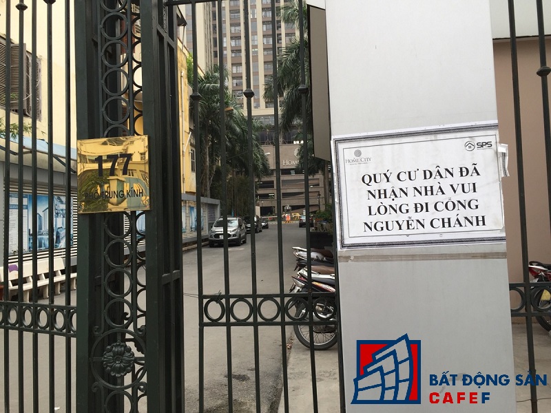 Cổng vào tại địa chỉ 177 Trung Kính đã bị rào lại cùng với dòng chữ quý cư dân đã nhận nhà vui lòng đi cổng Nguyễn Chánh.