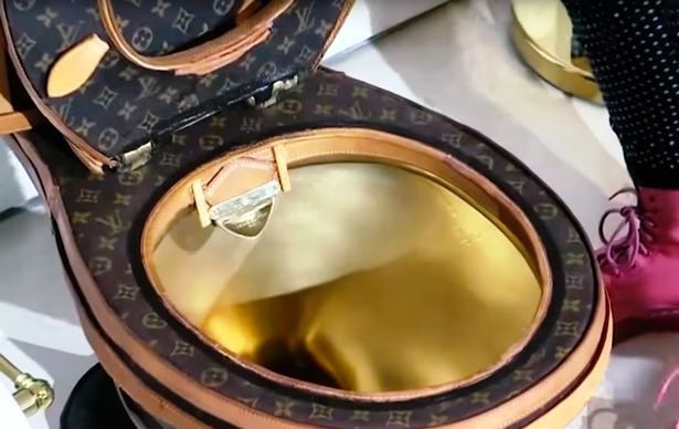 
Cận cảnh chiếc bồn cầu với dấu ấn của Louis Vuitton.
