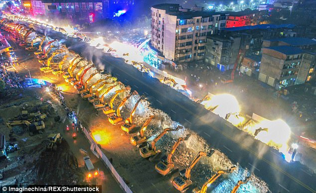 
21h ngày 30/6, 200 máy đào được lệnh phá bỏ cây cầu vượt Longwangmiao dài 589 m ở thành phố Nam Xương, thủ phủ tỉnh Giang Tây, Trung Quốc. Nhằm cải thiện tình trạng giao thông, chính quyền muốn xây dựng cầu vượt mới với 6 làn xe, thay vì 4 làn xe như cây cầu cũ.
