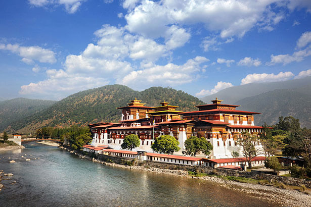 
Punakha Dzong là pháo đài đẹp nhất ở Bhutan, nằm ở vị trí tiếp giáp của hai dòng sông Pho Chu (sông Trống) và Mo Chu (sông Mái).
