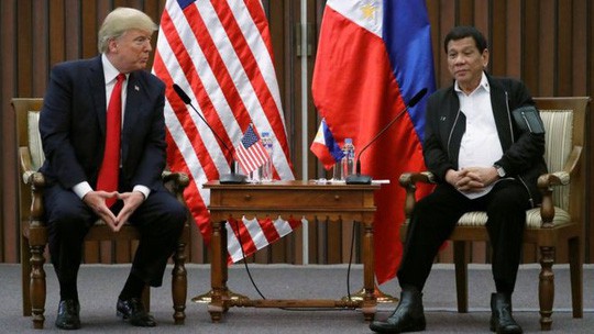 
Tổng thống Philippines tiếp tổng thống Mỹ trong cuộc gặp song phương đầu tiên hôm 13-11. Ảnh: Reuters
