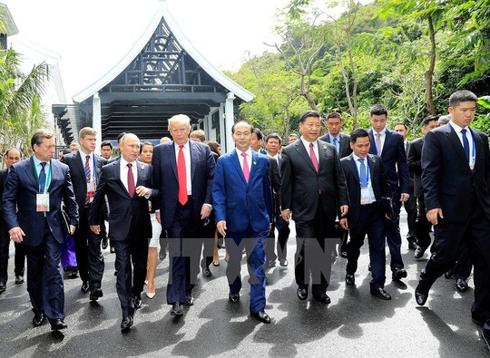 APEC 2017: Các nhà lãnh đạo APEC vui vẻ đi dạo, chụp hình - Ảnh 1.