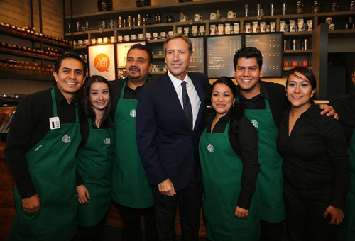 
Giám đốc điều hành Starbucks ông Howard Schultz (giữa) và nhân viên cùng chụp ảnh.
