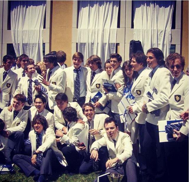 
Các nam sinh trường Le Rosey trong một buổi lễ của trường.
