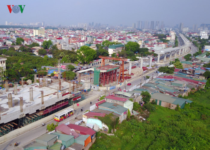 Các thanh dầm đầu tiên được lắp đặt là một trong 21 loại dầm khác nhau, dài từ 11,7 đến 25 m, cao 1,8 m, bề rộng bản đáy 5,2 m, đỉnh dầm 5,5 m, nặng từ 70 - 150 tấn.