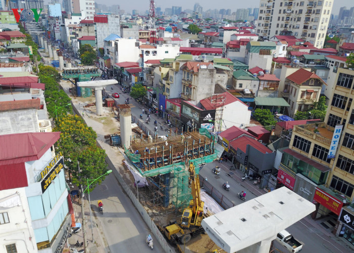 Riêng đoạn đi trên cao từ Nhổn tới Cầu Giấy dài 8,5 km gồm 8 ga S1 đến S8. Đoạn đi ngầm dưới lòng đất dài 4 km gồm 4 ga từ S9 đến S12, trong đó có 2 ga kết nối và trung chuyển là Cầu Giấy và Cát Linh.