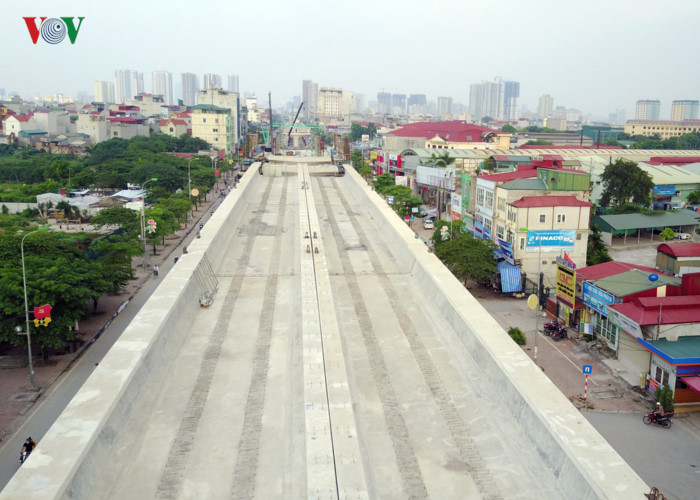 Các thanh dầm bê tông cốt thép dài 25 m, rộng 5,2 m, cao 1,8 m, trọng lượng 157 tấn.