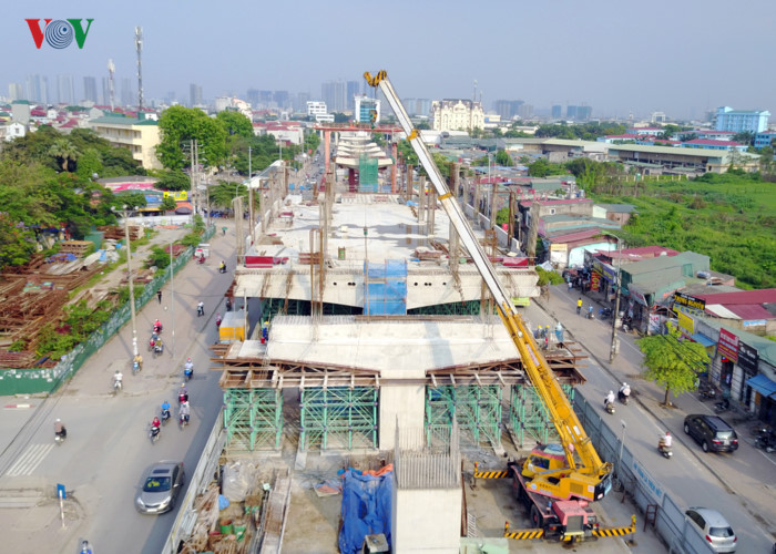 Công trình bị gọi là “dự án rùa thập kỷ” có chiều dài khoảng 12,5 km chạy dọc quốc lộ 32 từ Nhổn qua các đoạn đường Hồ Tùng Mậu – Cầu Giấy – Kim Mã – Núi Trúc – Cát Linh – Trần Quý Cáp và kết thúc ở ga Hà Nội.