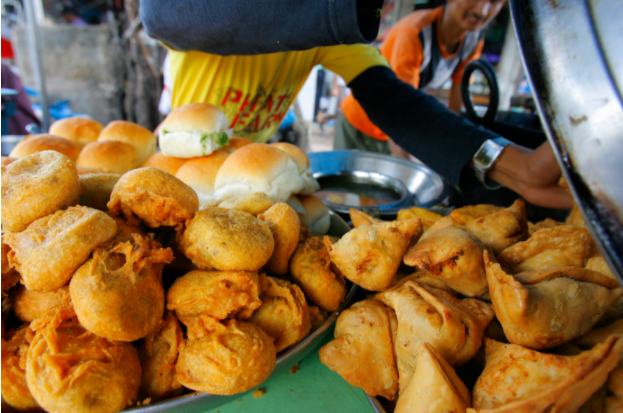 CNN vinh danh 23 khu ẩm thực đường phố đặc sắc nhất thế giới, Việt Nam tự hào có đại diện trong danh sách này - Ảnh 17.