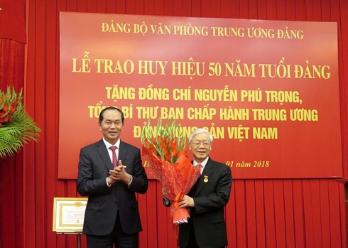 Tổng Bí thư Nguyễn Phú Trọng nhận Huy hiệu 50 năm tuổi Đảng - Ảnh 2.