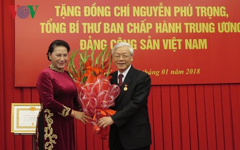 Tổng Bí thư Nguyễn Phú Trọng nhận Huy hiệu 50 năm tuổi Đảng - Ảnh 4.