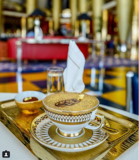 Uống cà phê phủ vàng tại khách sạn xa xỉ bậc nhất thế giới tại Dubai - Ảnh 1.