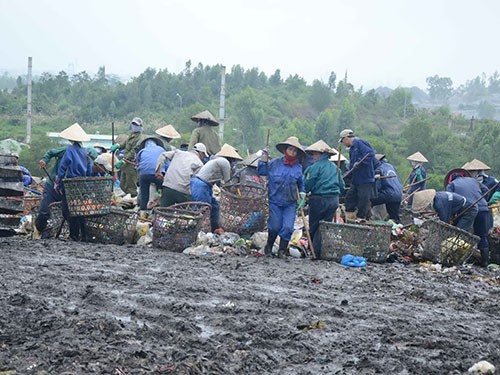  Người dân Khánh Sơn mời lãnh đạo Đà Nẵng trải nghiệm 1 ngày sống bên bãi rác - Ảnh 2.