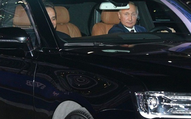 Tổng thống Putin đích thân cầm lái Rolls-Royce của nước Nga chở khách quý thăm thú đường đua F1 - Ảnh 1.