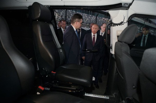Tổng thống Putin đích thân cầm lái Rolls-Royce của nước Nga chở khách quý thăm thú đường đua F1 - Ảnh 2.