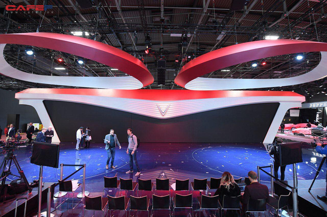 Lộ diện gian hàng và sân khấu khủng của VinFast trước thềm triển lãm Paris Motor Show 2018 - Ảnh 1.