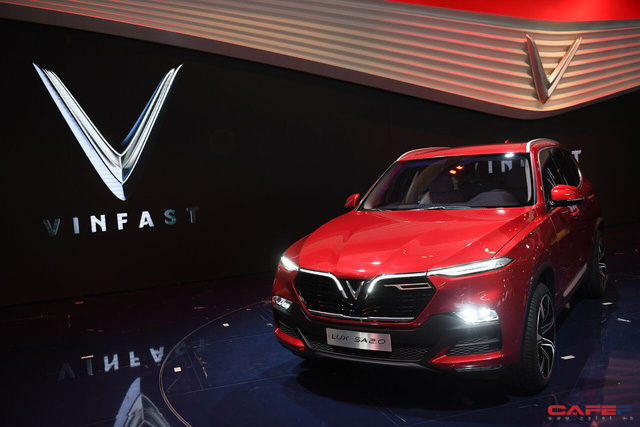 HOT: Cận cảnh chi tiết ngoại - nội thất của 2 mẫu xe VinFast LUX A2.0 vừa ra mắt hoành tráng tại Paris Motor Show 2018 - Ảnh 1.