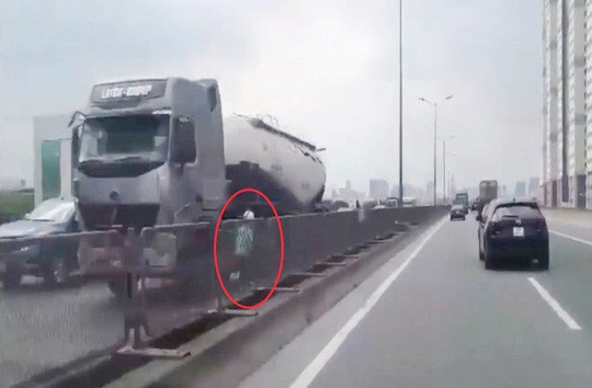 2 cô gái phóng xe máy như bay ngược chiều, ôtô chạy 70 km/giờ đuổi không kịp - Ảnh 2.