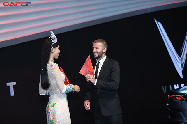 Khoảnh khắc Hoa hậu Trần Tiểu Vy rạng rỡ, tự tin bắt tay David Beckham tại sự kiện ra mắt VinFast - Ảnh 4.