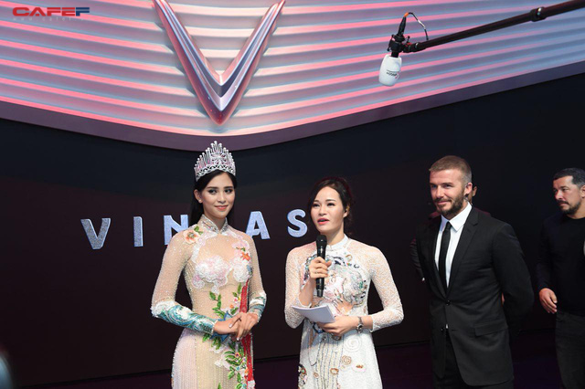 Khoảnh khắc Hoa hậu Trần Tiểu Vy rạng rỡ, tự tin bắt tay David Beckham tại sự kiện ra mắt VinFast - Ảnh 5.