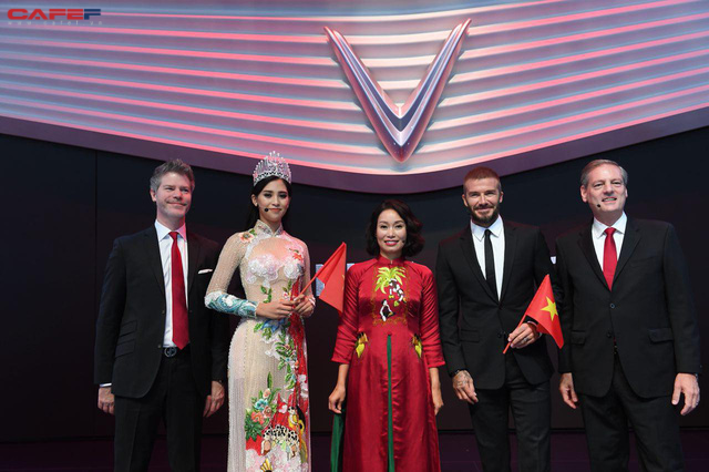 Khoảnh khắc Hoa hậu Trần Tiểu Vy rạng rỡ, tự tin bắt tay David Beckham tại sự kiện ra mắt VinFast - Ảnh 6.