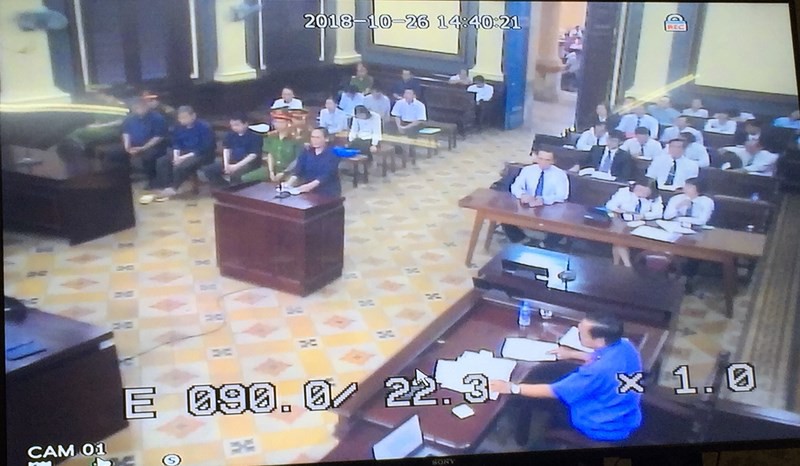 Nguyên thủ quỹ Ngân hàng Đại Tín khóc nức nở - Ảnh 1. Nguyên thủ quỹ Ngân hàng Đại Tín khóc nức nở - Ảnh 1.