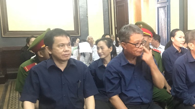 Nguyên thủ quỹ Ngân hàng Đại Tín khóc nức nở - Ảnh 2. Nguyên thủ quỹ Ngân hàng Đại Tín khóc nức nở - Ảnh 2.