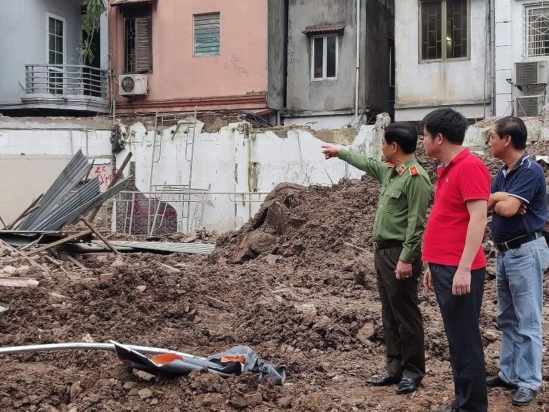 Chùm ảnh vụ sập nhà phố cổ sát Hồ Gươm - Ảnh 3. Chùm ảnh vụ sập nhà phố cổ sát Hồ Gươm - Ảnh 3.
