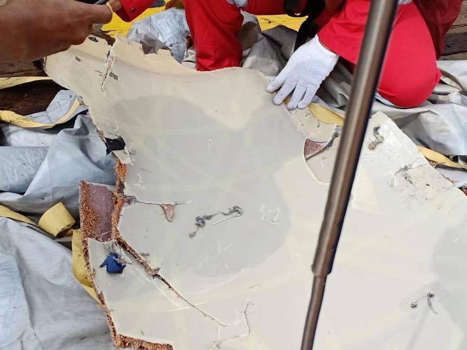 Phát hiện nhiều mảnh vỡ từ xác máy bay chở 188 người của Indonesia - Ảnh 2. Phát hiện nhiều mảnh vỡ từ xác máy bay chở 188 người của Indonesia - Ảnh 2.